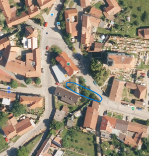 Upozornění na omezení průchodu kolem hasičky 1